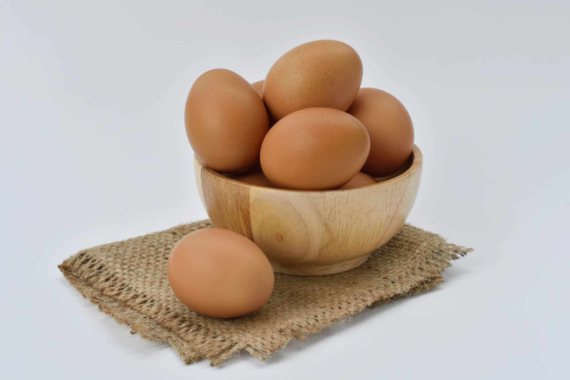 Vitamin D-brist för äldre kan motverkas genom att äta ägg.