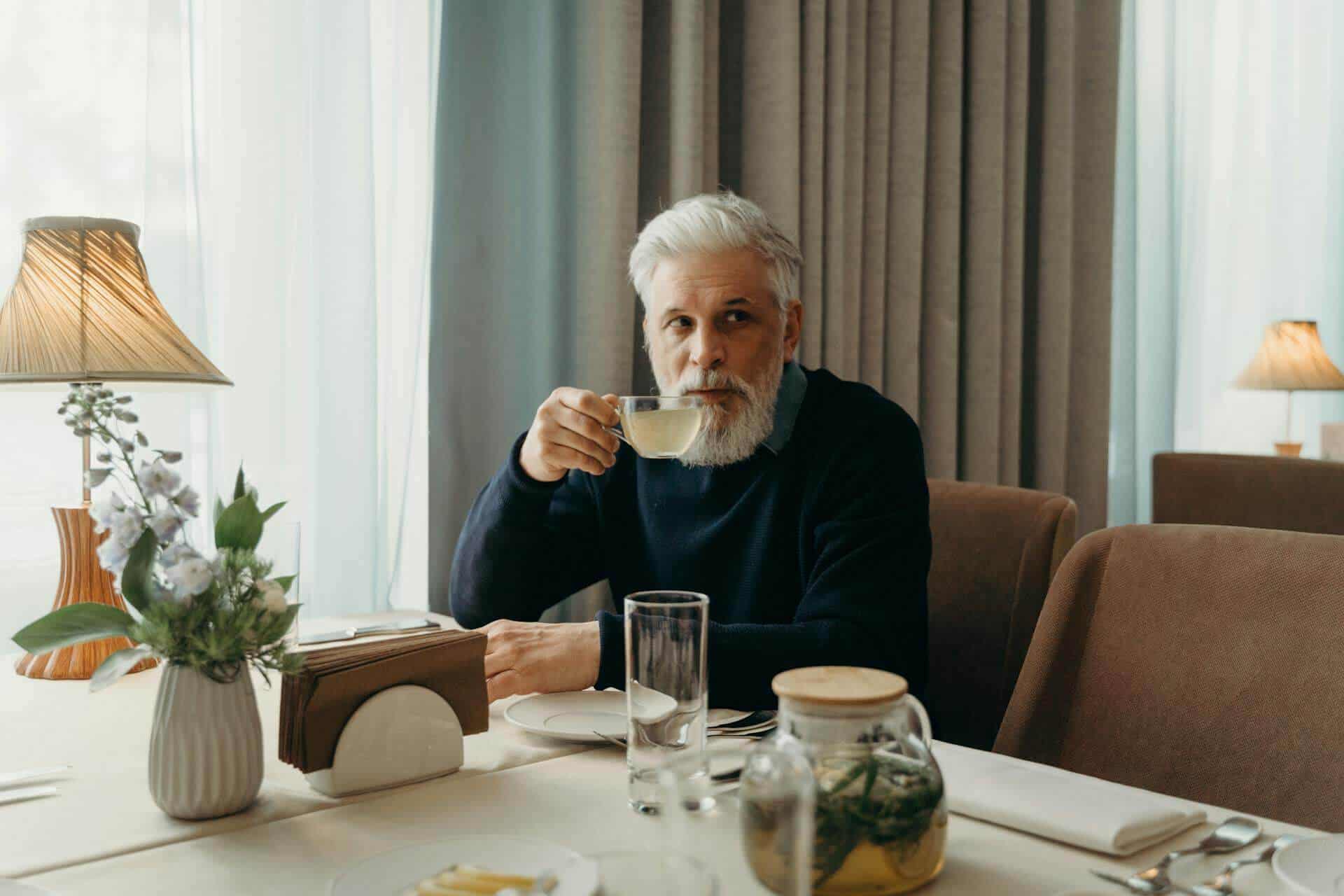 Ät hälsosamt som senior på restaurang genom att ta del av våra tips.