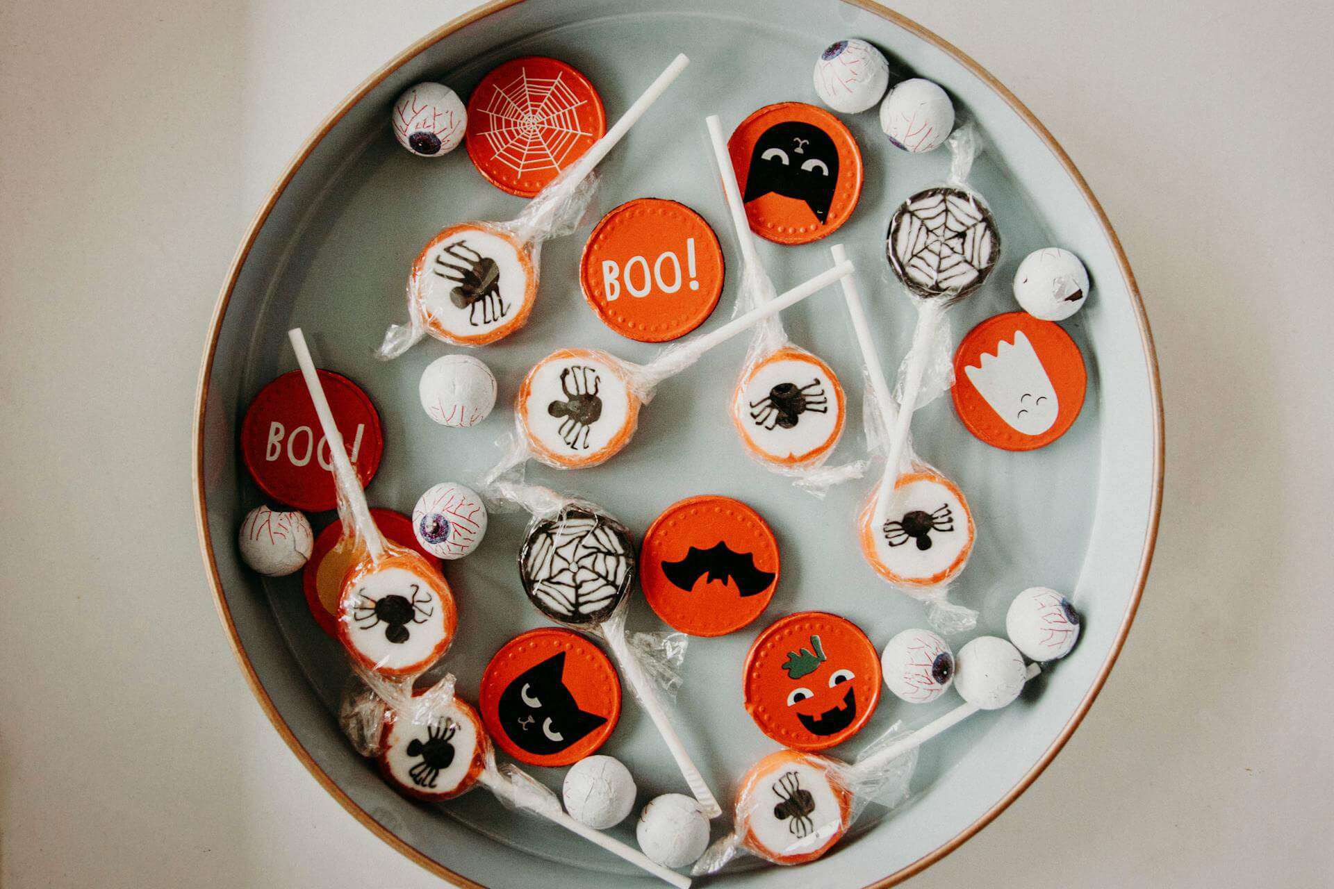 Testa på roliga halloweenaktiviteter för seniorer.