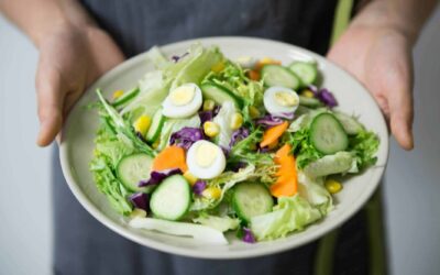 Hälsosamma toppings på sallader för äldre