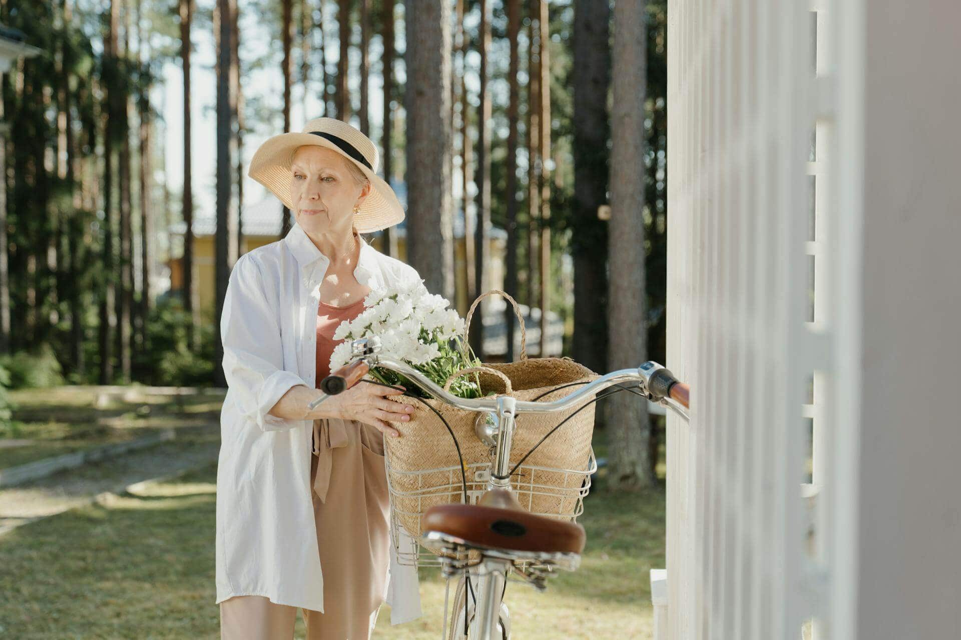 En solhatt och rätt klädsel kan minska risken för hudcancer som senior.