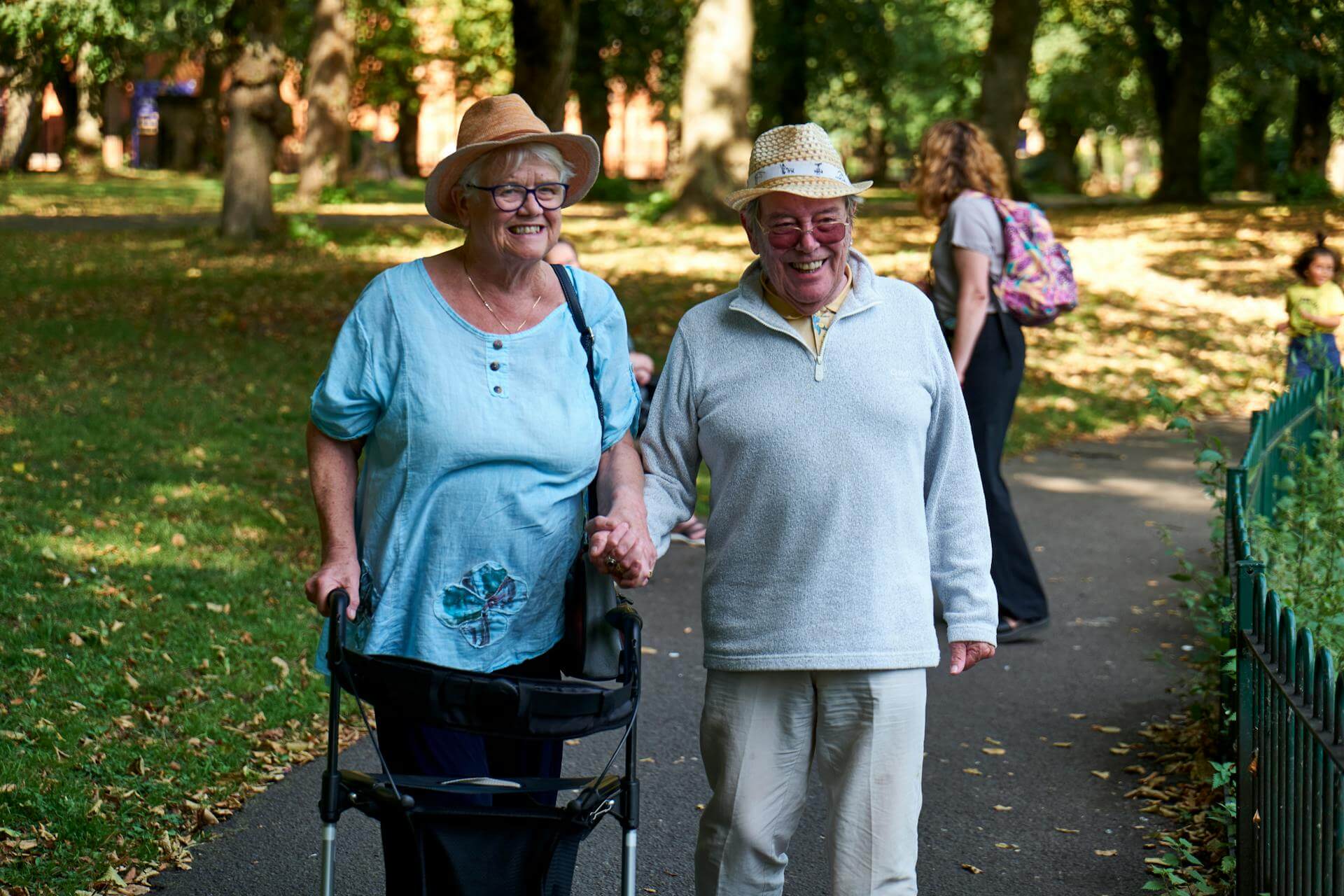Ett pensionärspar som tar dagliga promenader.