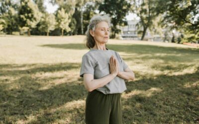 Fördelarna med yoga för äldre kvinnor