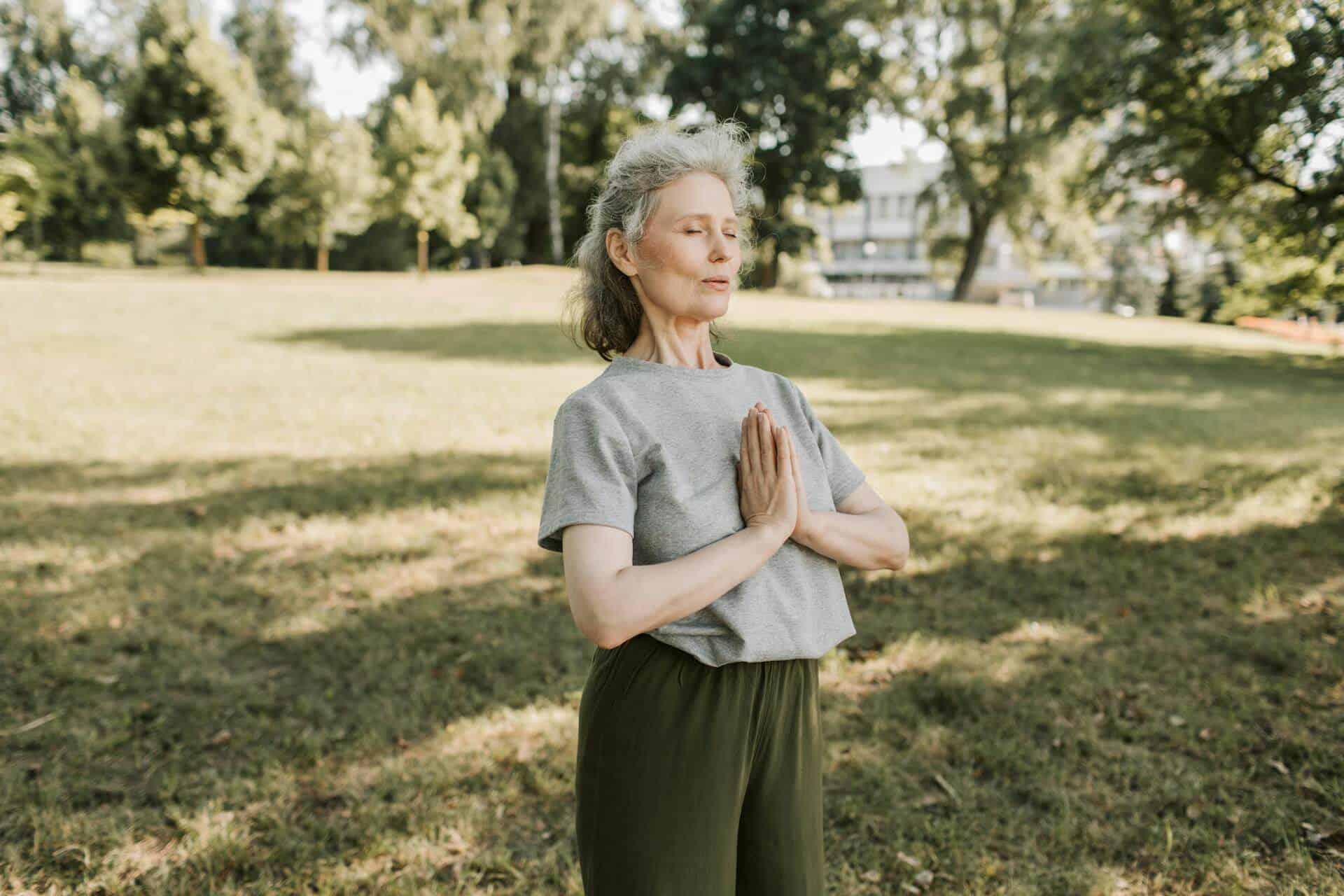 Yoga för äldre kvinnor har många hälsofördelar.