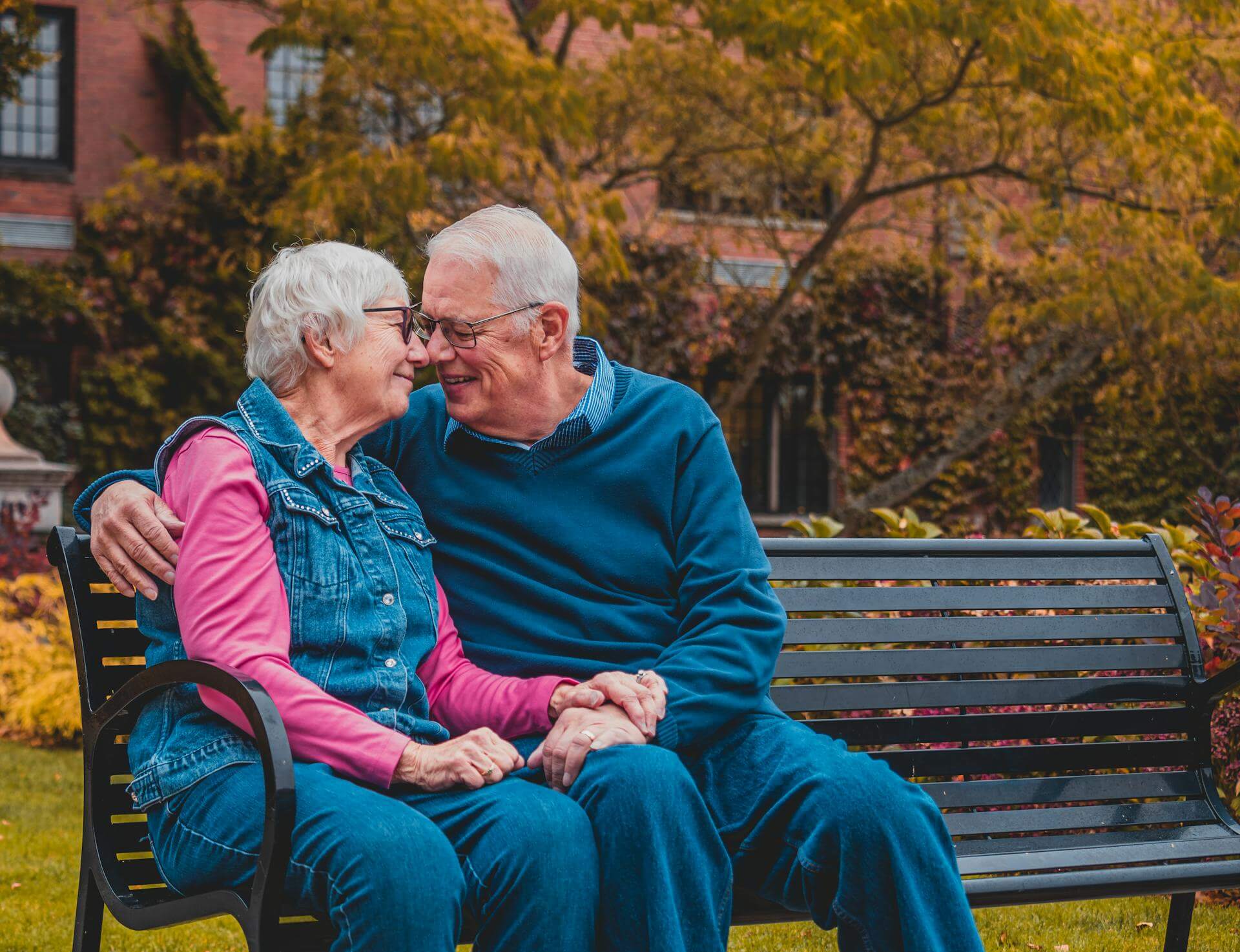Seniordejting vid en parkbänk.